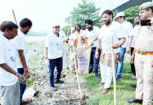 मेयर, नगर आयुक्त ने स्वच्छता महाअभियान में कूडा उठाकर दिया स्वच्छता का संदेश