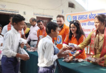 एक समाज श्रेष्ठ समाज संस्था ने शहीदों की याद में 51 हजार मिट्टी के दीये और बत्ती के पैकेट किए वितरित