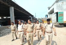 शराब तस्करी रोकने को कबाड़ के गोदाम व ट्रांसपोर्ट नगर में आबकारी विभाग ने मारा छापा