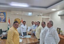 त्योहार मनाने को किसानों पर नहीं पैसा, गन्ना भुगतान कराओ डीएम साहब