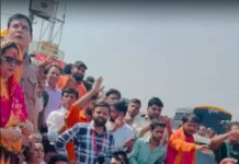 गाजियाबाद में पुलिस ने नहीं होने दी महापंचायत बैरिकेडिंग हटाई तो बरसाई लाठियां