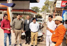 पेट्रोल पंपों पर प्रशासन की छापेमारी, घटतौली और मिलावट की हुई जांच