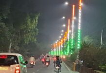 शहरवासियों को लुभा रही सड़कों पर लगी तिरंगा लाइट