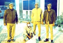 रात के अंधेरे में झुग्गी के पास बेच रहा था यूपी की शराब, गिरफ्तार