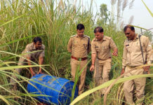 हिंडन खादर में शराब तस्करों के अड्डों पर आबकारी विभाग ने बोला धावा