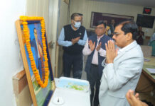 डीएम ने दिलाई संविधान दिवस पर अधिकारियों और कर्मचारियों को शपथ