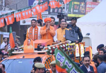 मुख्यमंत्री योगी ने भगवा रथ में सवार होकर किया रोड शो, जय श्रीराम के चारों तरफ गूंजे नारे