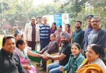 वैशाली सेक्टर-2 राधा पार्क में आयोजित शिविर में एक्यूप्रेशर विधि से किया उपचार