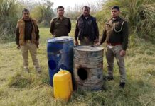 हिंडन खादर में आबकारी विभाग की टीम ने शराब तस्करों के गढ़ में बोला धावा