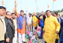 हिंदुओं पर हो रहे अत्याचार के विरोध में हिंदू संगठनों ने निकाली यूनुस सरकार की शव यात्रा