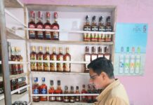 रामपुर ओवर में रेटिंग पर आबकारी अधिकारी की सख्ती, टीम ने दुकानों पर की छापेमारी
