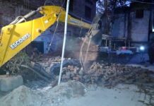 महापौर ने घंटाघर टैक्सी स्टैंड पर बन रही दुकानों को कराया ध्वस्त