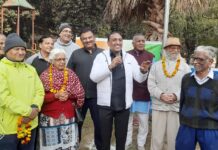 पार्षद ने सेंट्रल पार्क में लगवाई 15 सोलर, बैठने के लिए बेंच की दी सुविधा
