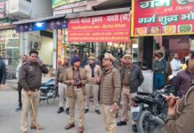 न्यू ईयर जश्र: आबकारी विभाग व पुलिस की टीम ने शराब की दुकानों पर मारा छापा