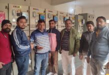 निजीकरण के विरोध में हाथ में काला फीता बांध कर अधिकारियों व कर्मचारियों ने जताया विरोध