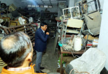 दफ्तरों में गंदगी व निष्प्रोज्य सामान पड़ा होने पर चौंके डीएम इन्द्र विक्रम सिंह
