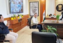 सफाई व्यवस्था को सुदृढ़ बनाने व विकास कार्य को लेकर पार्षदों ने की नगर आयुक्त से वार्ता