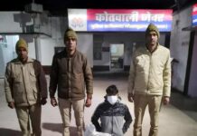 रात में सर्दी के सितम को भूलकर अवैध शराब की तलाश में आबकारी विभाग की टीम मशगूल
