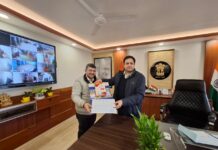 बेहतर कार्य के लिए नगर आयुक्त ने अधिकारियों को बांटे प्रशस्ति पत्र