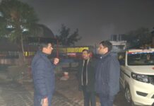 बढ़ती ठंड को देखते हुए नगर आयुक्त रात्रि में पहुंचे नंदी पार्क गौशाला