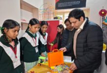 स्कूल में स्टेम लैब की विज्ञान प्रदर्शनी का नगर आयुक्त ने किया शुभारंभ