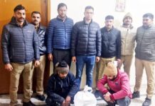 सर्दी के सीतम को भूलकर देर रात आबकारी विभाग की टीम ढाबे पर मारी रेड, ढाबा मालिक बिना लाइसेंस के ग्राहकों को शराब पिलाने के साथ बेचता भी था यूपी की शराब