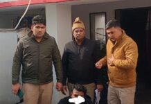 आबकारी विभाग की टीम ने दबोचा शराब तस्कर रात के अँधेरे में बेच रहा था शराब