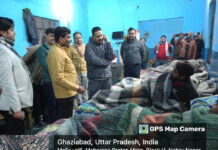 डीएम ने किया रैन बसेरों का औचक निरीक्षण, जाना हाल