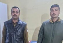 रात के अंधेरे में नाले के पास खड़ा होकर बेच रहा था यूपी की शराब, आबकारी विभाग ने दबोचा