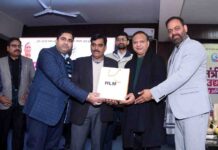 एक जनपद एक उत्पाद: डीएम ने लाभार्थियों को दिए टूलकिट व प्रमाण पत्र