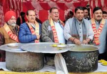 मकर संक्रांति पर लगे भंडारे में श्रद्धालुओं ने चखा खिचड़ी प्रसाद