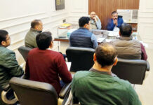 नई आबकारी नीति को लेकर उप आबकारी आयुक्त ने अधिकारियों संग किया मंथन