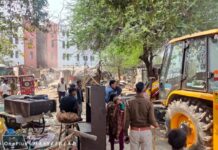 इंदिरापुरम में अवैध झुग्गियां पर चला जीडीए का बुलडोजर