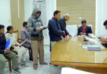 डीएम ने सुनी आम लोगों की समस्याएं, निस्तारण के दिए आदेश