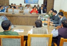 डीएम ने खराब रैंक लाने वाले विभागों को लगाई फटकार