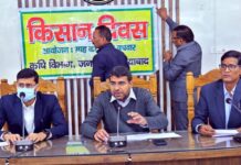 सड़कों की मरम्मत समेत किसानों की सामूहिक शिकायत कराए निस्तारित: डीएम