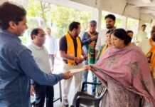 उत्तर प्रदेश सरकार के 8 वर्ष पूर्ण होने पर महापौर ने घर-घर किए पत्रक वितरित