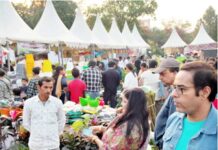 पुष्पोत्सव में उमड़े दर्शक