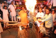 पावन चिंतन धारा आश्रम ने पहलगाम आतंकी हमले के खिलाफ उठाई आवाज, पाकिस्तान का पुतला फूंक कर किया आक्रोश प्रदर्शन