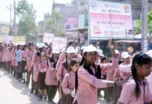 स्कूल चलो अभियान की विशाल रैली को महापौर एवं मुख्य विकास अधिकारी ने दिखाई हरी झंडी