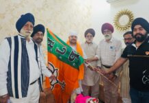 भाजपा स्थापना दिवस पर वरिष्ठों का किया सम्मान, मयंक गोयल ने सरदार एस.पी. सिंह के आवास पर लहराया भाजपा का ध्वज