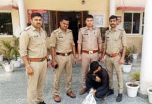 लाइसेंसी दुकानों से शराब खरीद करते थे तस्करी, आबकारी विभाग के हत्थे चढ़े दो तस्कर