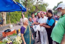प्लास्टिक मुक्त कौशांबी की दिशा में बड़ा कदम, ठेलेवालों को वितरित किए कपड़े के थैले