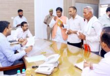 DM Deepak Meena ने कार्यालय में की जनसुनवाई, नागरिकों की समस्याओं को गंभीरता से सुना