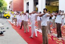 फायर स्टेशन पर दमकल कर्मियों ने योग से जोड़ा जीवन, बनाया फिटनेस का नया आदर्श