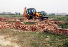 लोनी में चला जीडीए का बुलडोजर, 7 अवैध कॉलोनियों की बाउंड्रीवाल जमींदोज