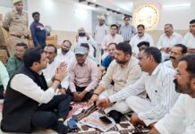 धरने पर बैठे पार्षद सुर्खियां बटोर ले गये नगर आयुक्त विक्रमादित्य सिंह मलिक, नगर आयुक्त के सौम्य, सहज और सरल व्यवहार की सभी कर रहे तारीफ बोल रहे लोग ऐसे ही अधिकारी होने चाहिये …