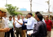 औद्योगिक क्षेत्रों की अव्यवस्थाओं पर चला डीएम का हंटर: फैक्ट्रियों, कट और नालों का किया स्थलीय निरीक्षण