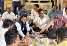 पार्षदों के साथ बैठकर नगर आयुक्त ने खाई पूरी कचौरी खत्म हुआ धरना, पार्षदों के रवैये से नाराज निगम कर्मचारियों ने भी खोला था मोर्चा, नगर आयुक्त के हस्तक्षेप से शांत हुआ माहौल