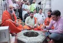 गाजियाबाद के नव नियुक्त जिलाधिकारी रविन्द्र कुमार मांदड़ ने दूधेश्वरनाथ से ली आस्था की शक्ति, फिर संभाली प्रशासन की कमान